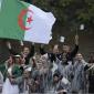 پرتاب گل به رود سن به یاد قربانیان استعمار فرانسه در الجزایر+فیلم