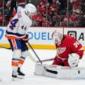 Raymond scores with 51 seconds remaining as Red Wings beat Islanders 2-1