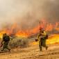 California blaze spreads in hot, windy conditions in year’s largest wildfire