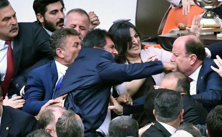 حمله فیزیکی نمایندگان اردوغان در پارلمان به نمایندگان اپوزیسیون؛ ببینید