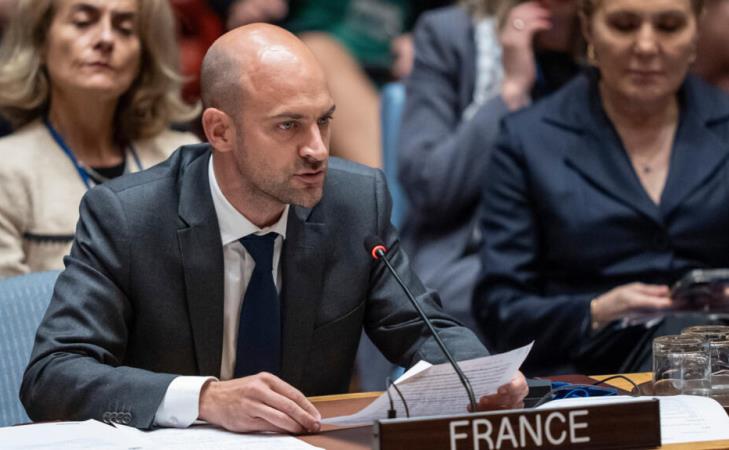 فرانسه : توپ تصمیم درباره جنگ یا مذاکره اکنون در زمین ایران است